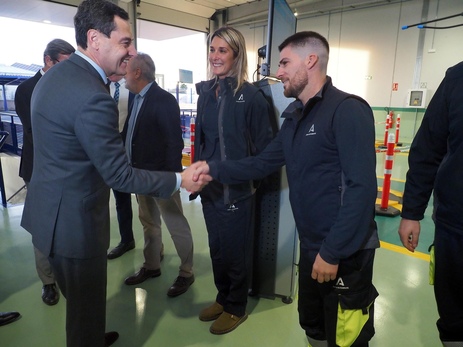 El presidente de la Junta saluda a los trabajadores de la nueva ITV