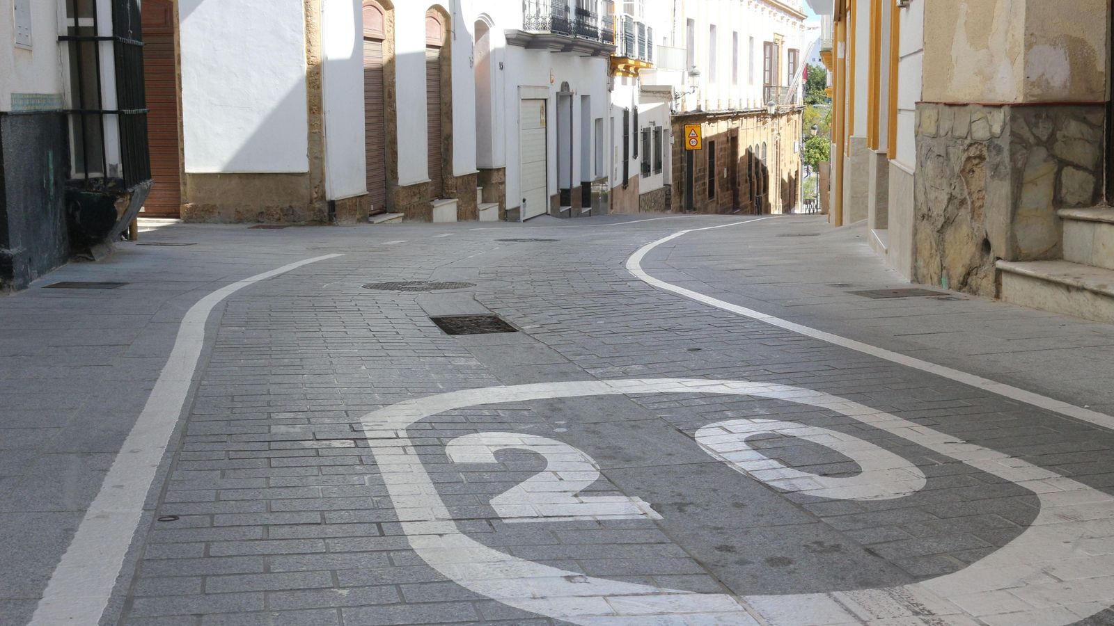 La reurbanización de la calle Fierro se ha realizado con fondos europeos