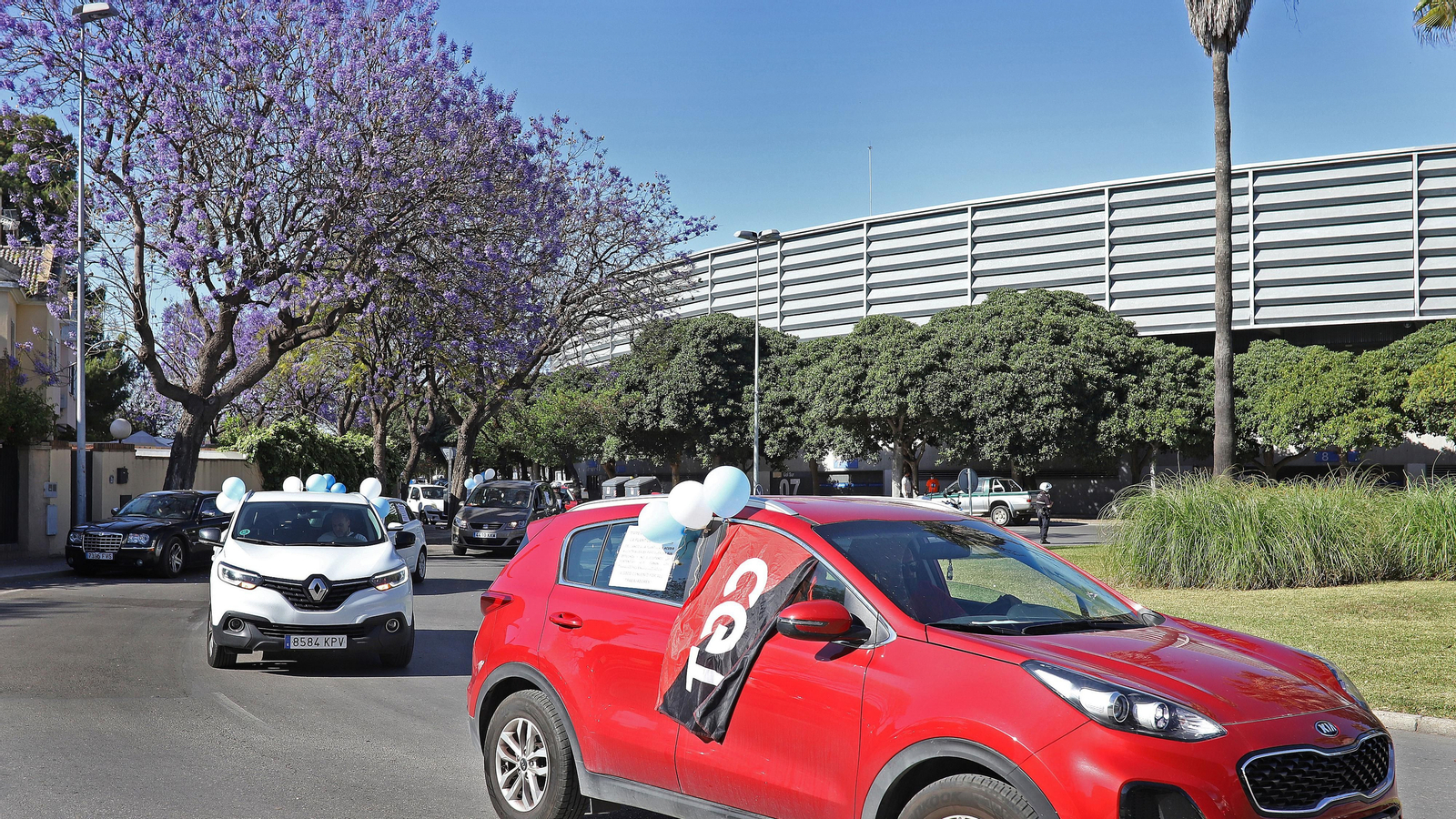 Caravana de coches organizada por los sindicatos del Ayuntamiento la pasada semana.