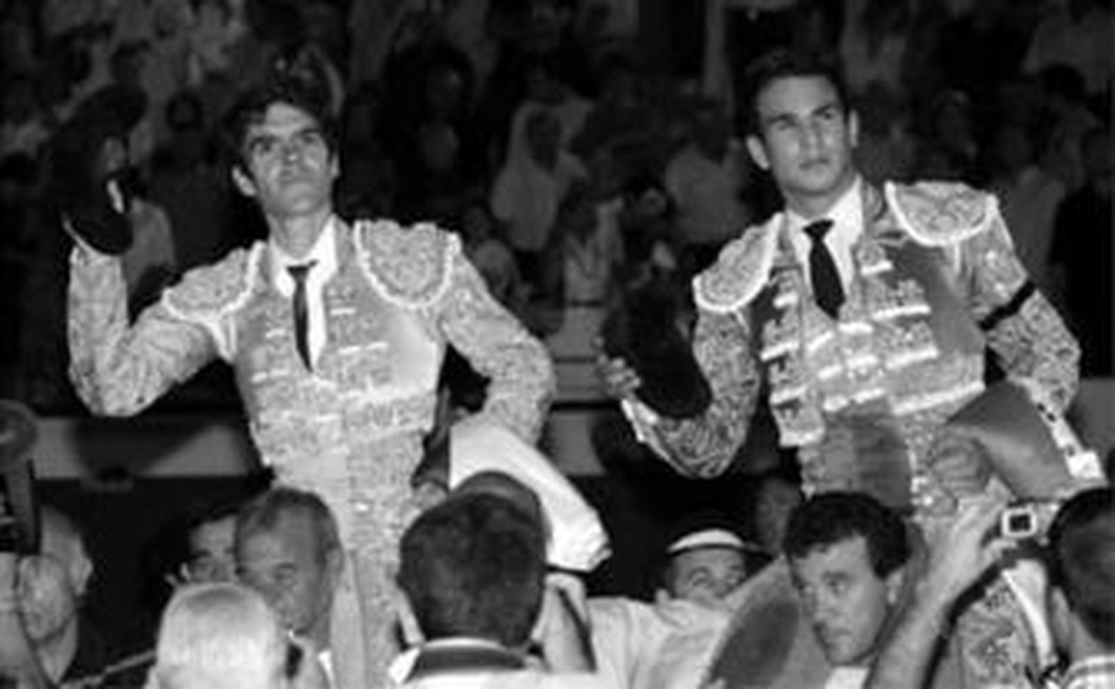 Tomás y Manzanares saliendo ayer a hombros de la plaza de toros de Linares.