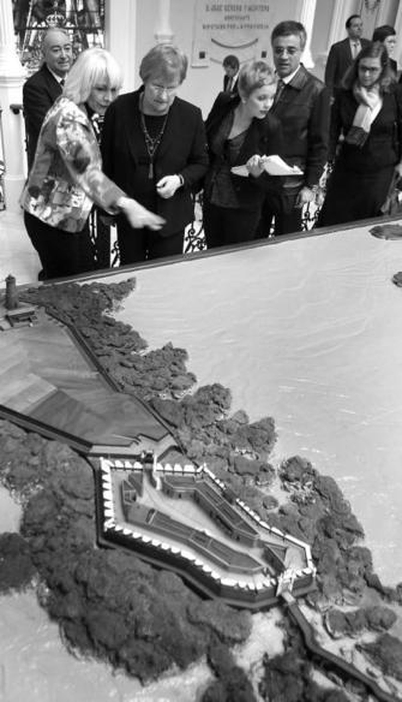 1. La alcaldesa de Cádiz, Teófila Martínez, muestra a Tarja Halonen la maqueta de Cádiz. 2. La presidenta de Finlandia visitó la tumba de Manuel de Falla en la cripta de la catedral. 3. Halonen firma en el libro de honor del Ayuntamiento de Cádiz. FOTOS: JOSÉ BRAZA