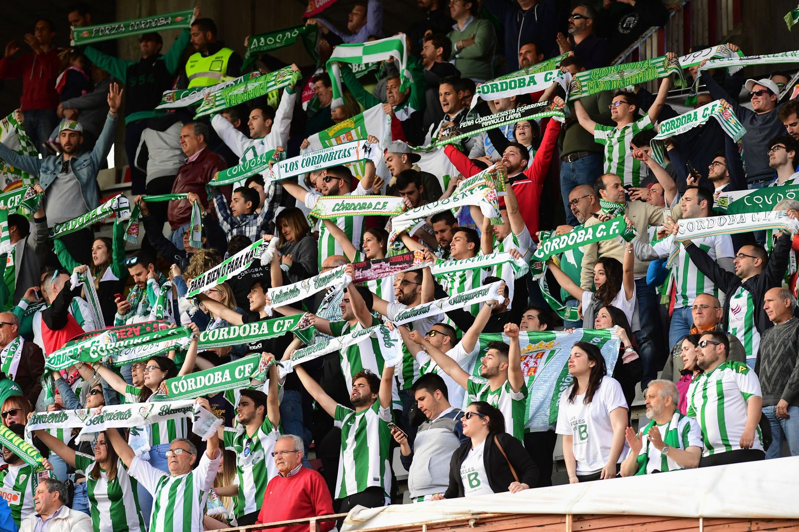 El Córdoba CF celebra su victoria con los desplazados en Vallecas.
