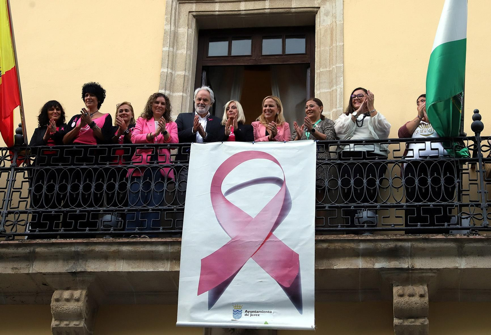 Colocación del lazo rosa en el Ayuntamiento por el Día Internacional contra el Cáncer de Mama. Colocación del lazo rosa en el Ayuntamiento por el Día Internacional contra el Cáncer de Mama.