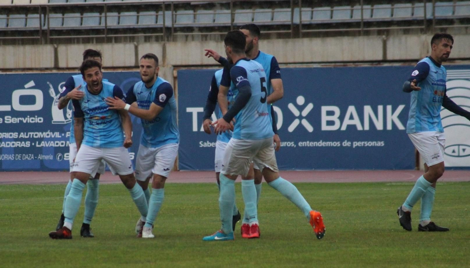 Álvaro González celebrando uno de sus goles ante los gaditanos.