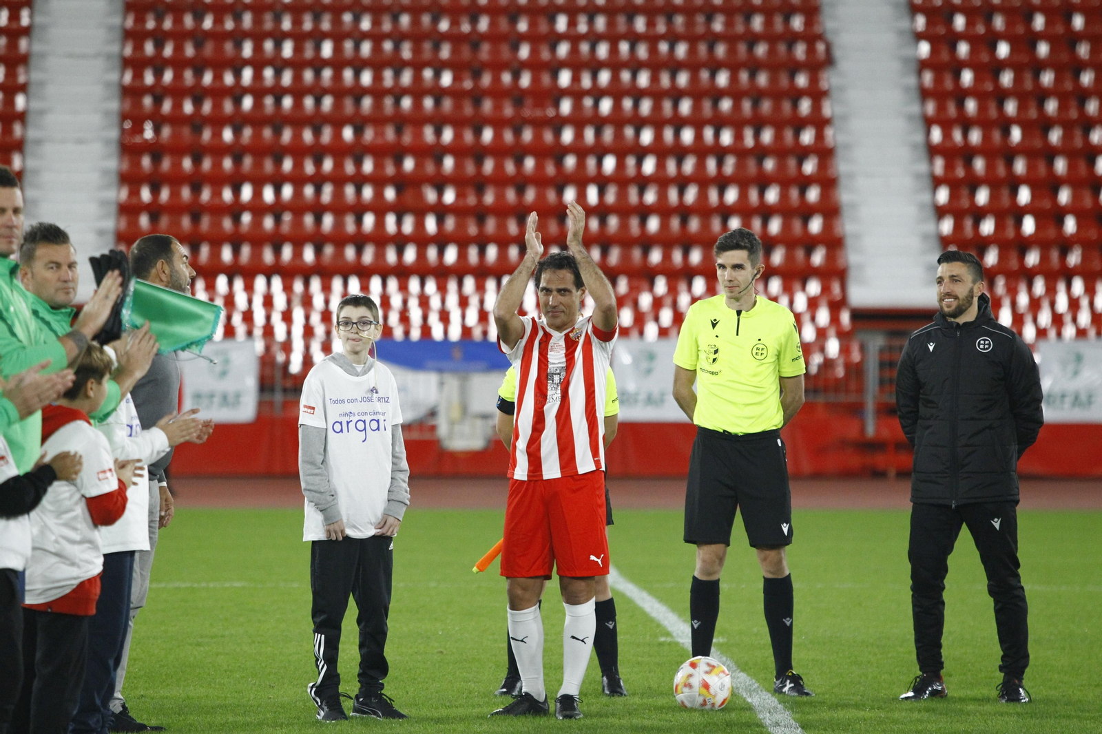 Imágenes del partido homenaje al 'eterno' capitán de la U.D. Almería, José Ortiz
