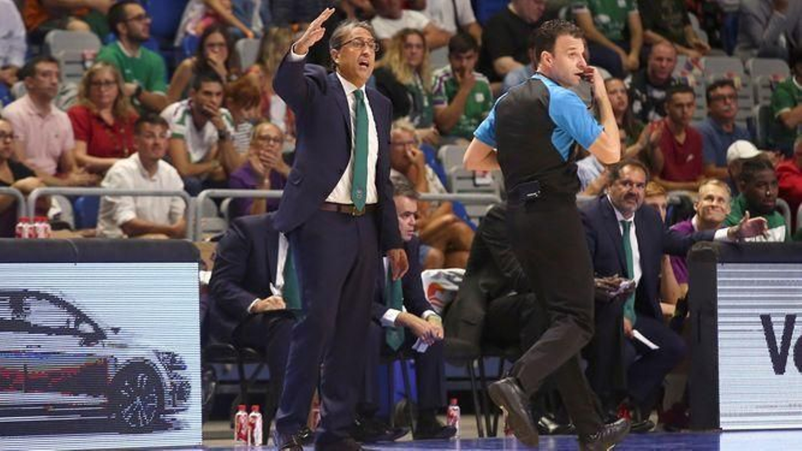 Luis Casimiro da órdenes durante un partido de Eurocup de esta temporada.