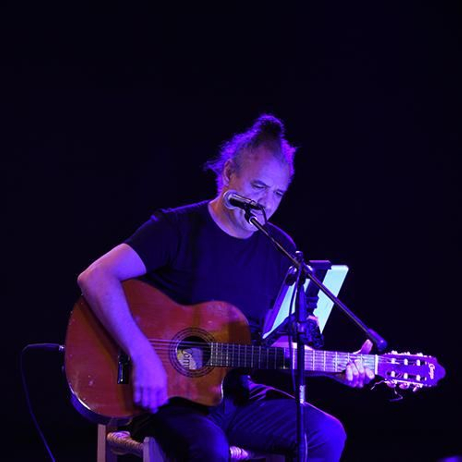 Joseba Gotzon a la guitarra.