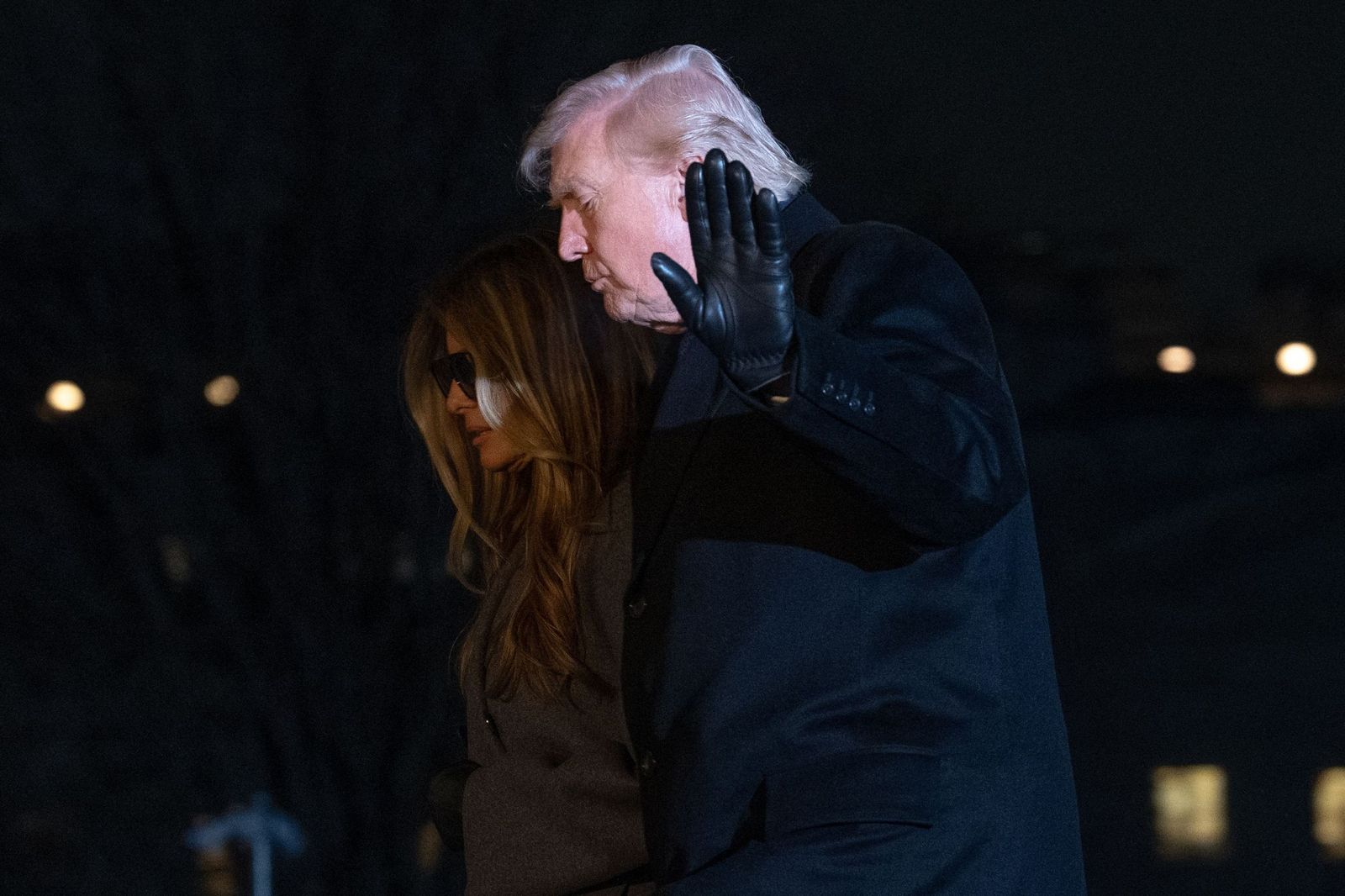 El presidente de Estados Unidos, Donald Trump, a su llegada a la Casa Blanca junto a la primera dama.