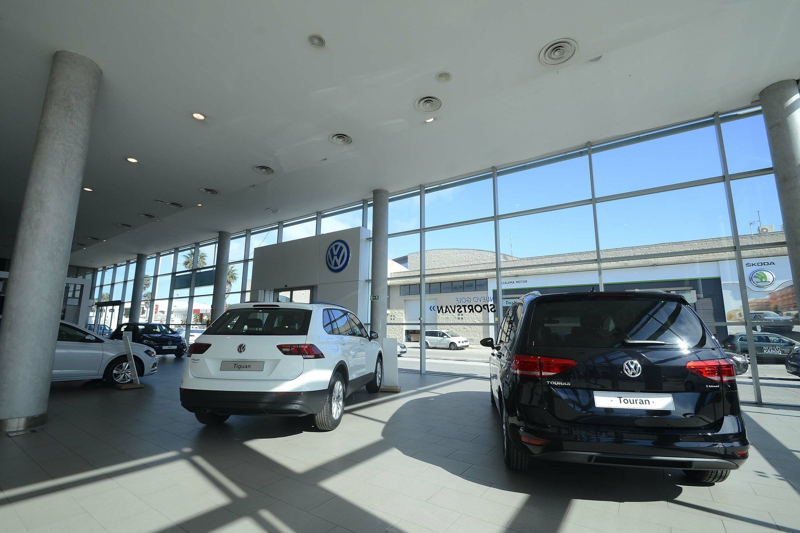 Vehículos en venta en un concesionario de la capital gaditana.