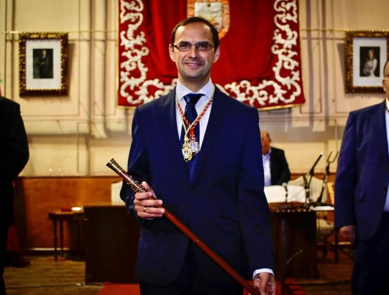 Víctor Mora, con el bastón de mando de la Alcaldía de Sanlúcar en la sesión de investidura del 15 de junio de 2019.