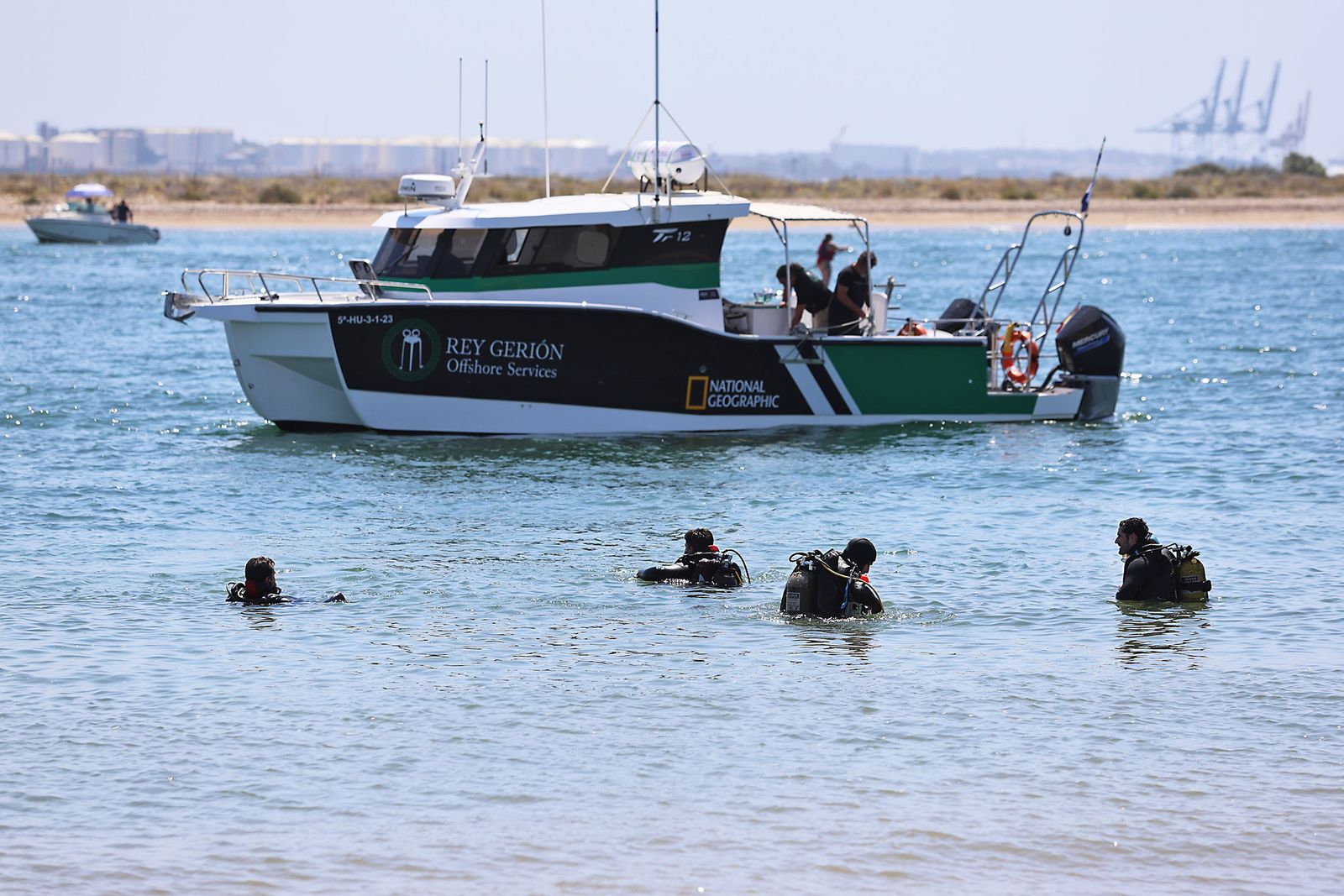 Imágenes de la gran recogida de residuos abandonados en el marco de la octava edición de '1m2 contra la basuraleza'. En la playa de la Canaleta.