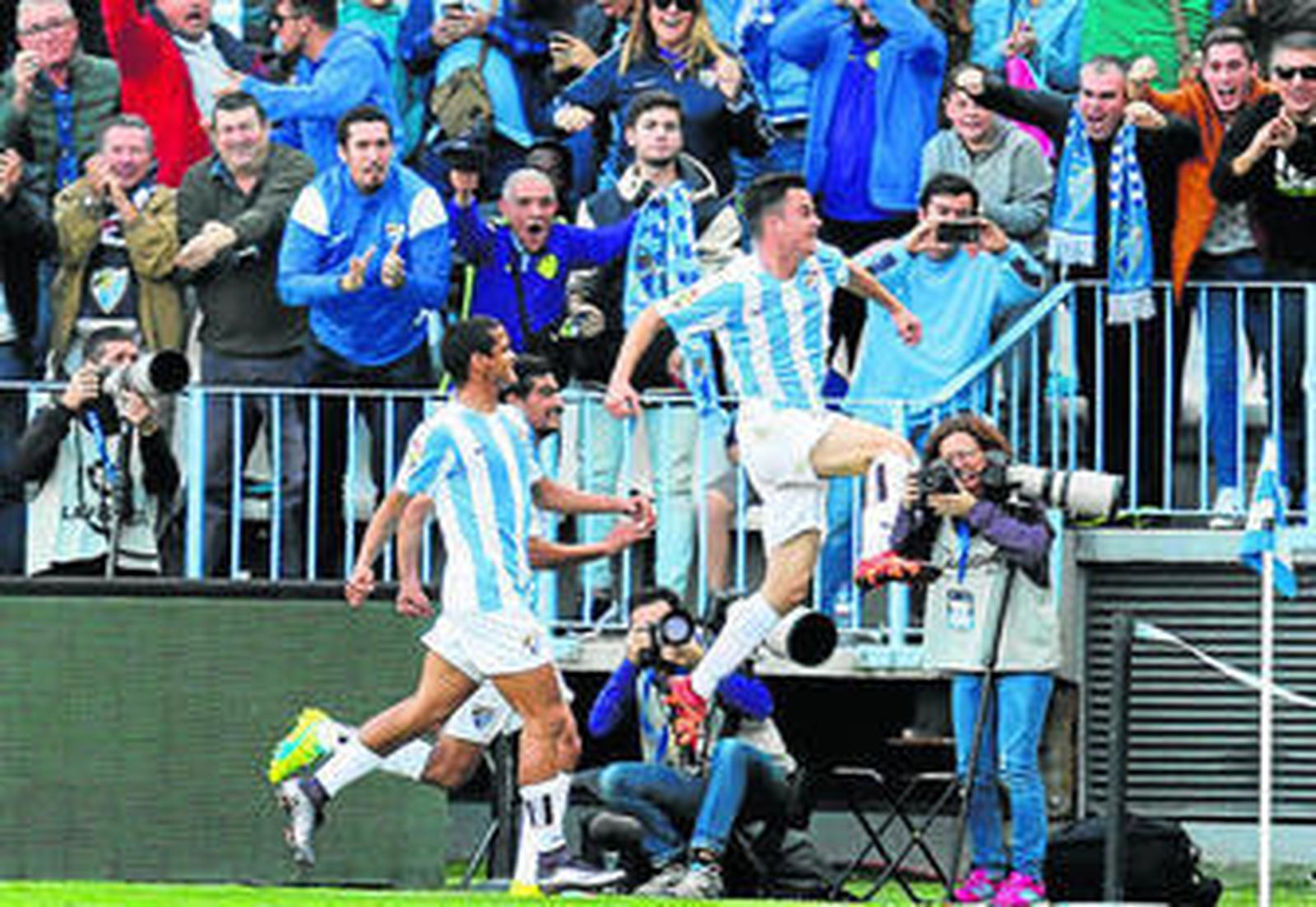 Juanpi salta ante Chory Castro y Rosales para celebrar su tanto.