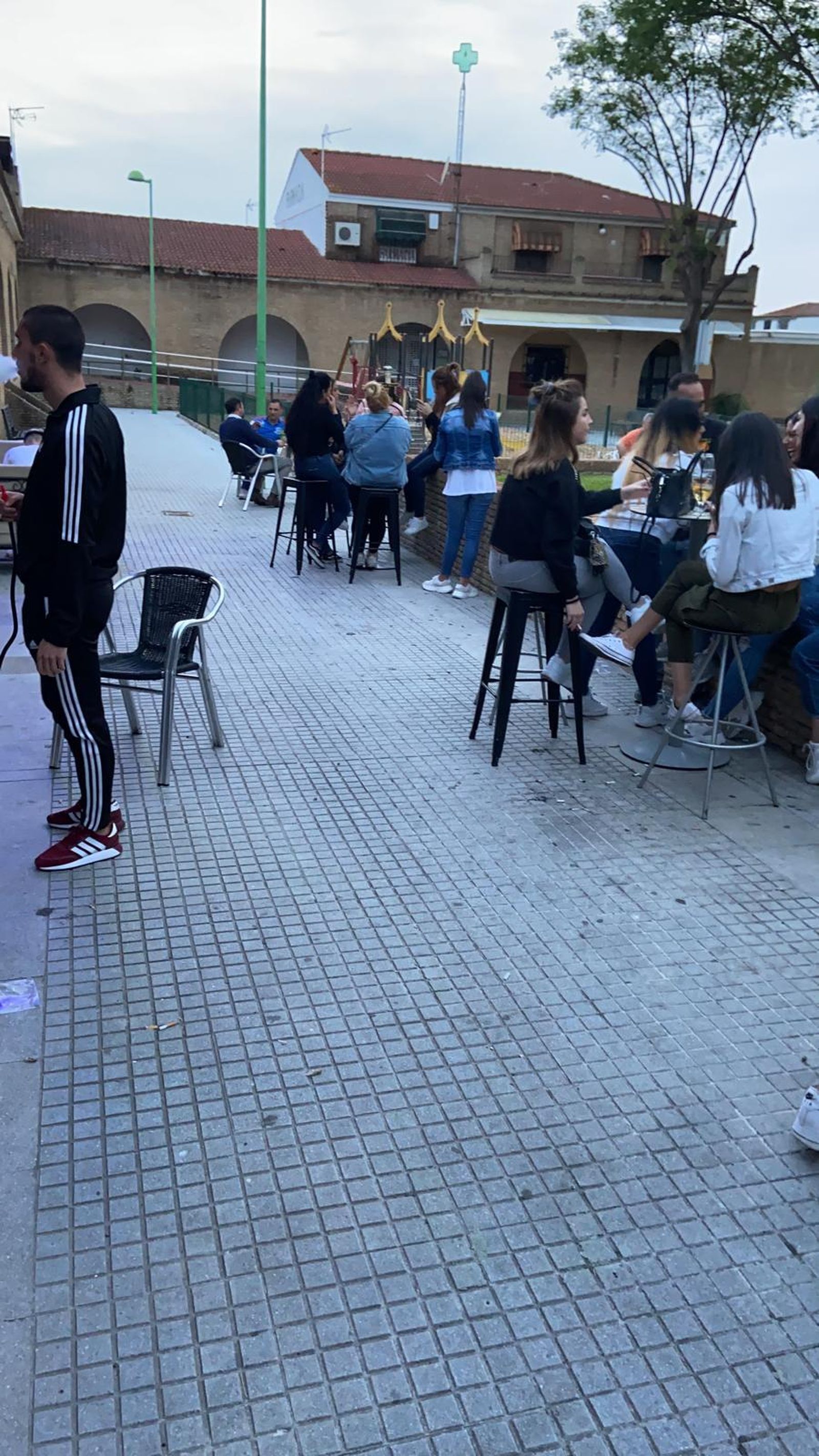 Clientela en otro de los bares abiertos en Dos Hermanas el primer día de la fase I de la desescalada.