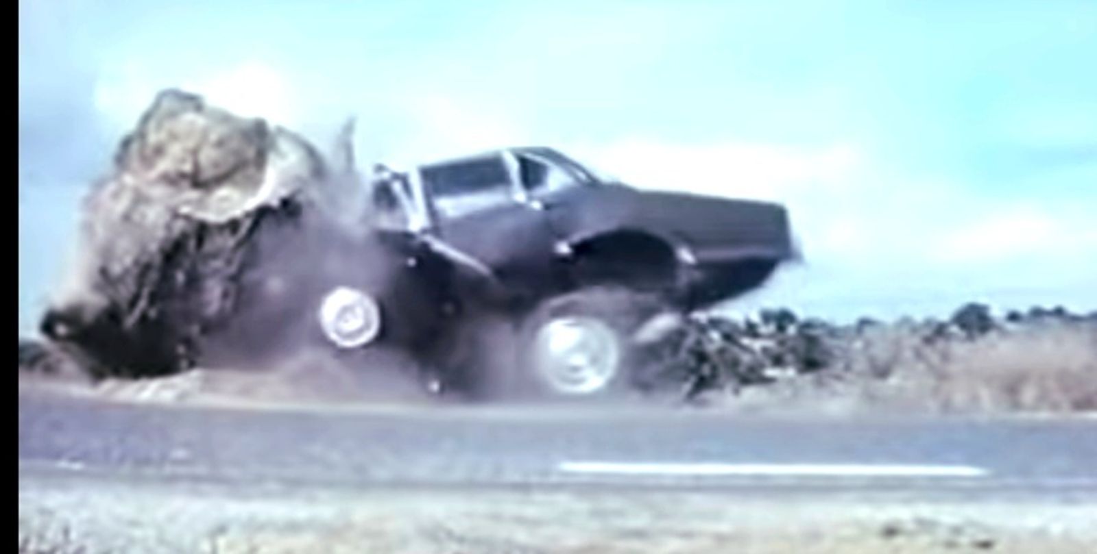 Captura del coche accidentado en la intro de 'La segunda oportunidad'