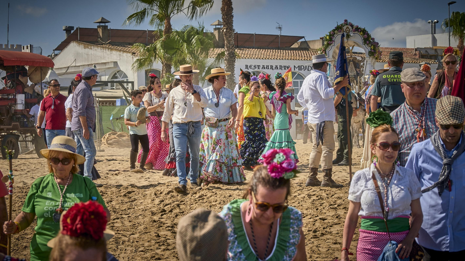 El embarque de las hermandes rocieras de Cádiz en Bajo de Guía