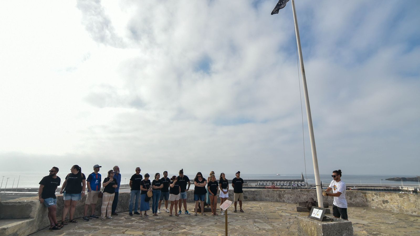 Homenaje a las victimas de la tragedia de 100% Fun Tarifa