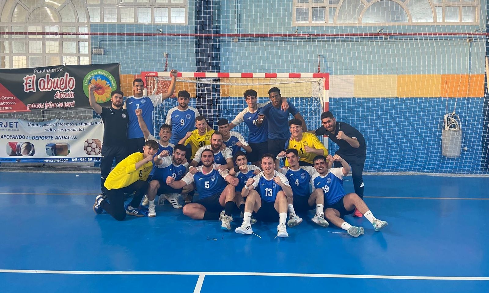 El BM Montequinto posa contento tras el valioso empate.