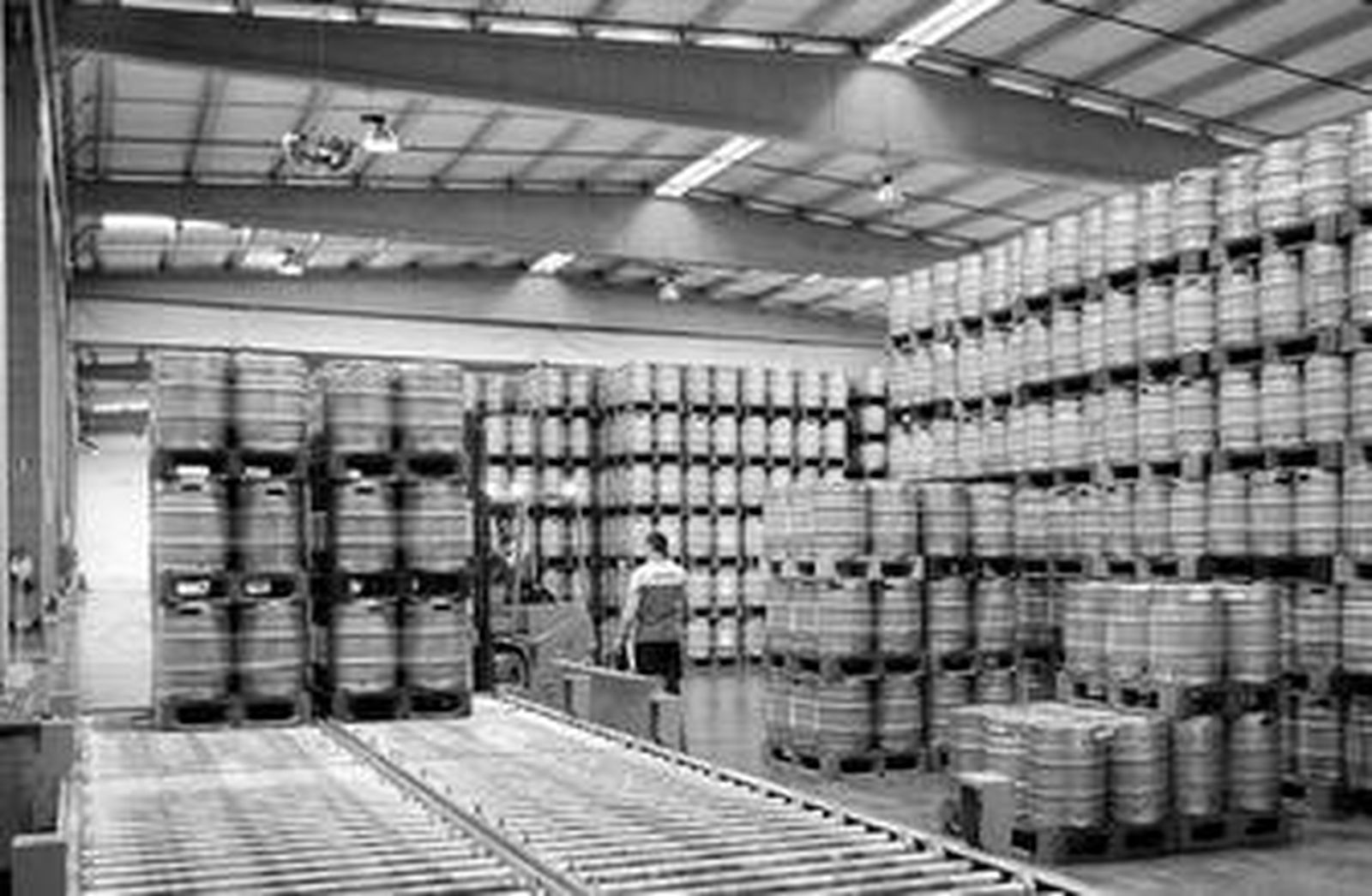 Almacen de barriles de cerveza de la fábrica.