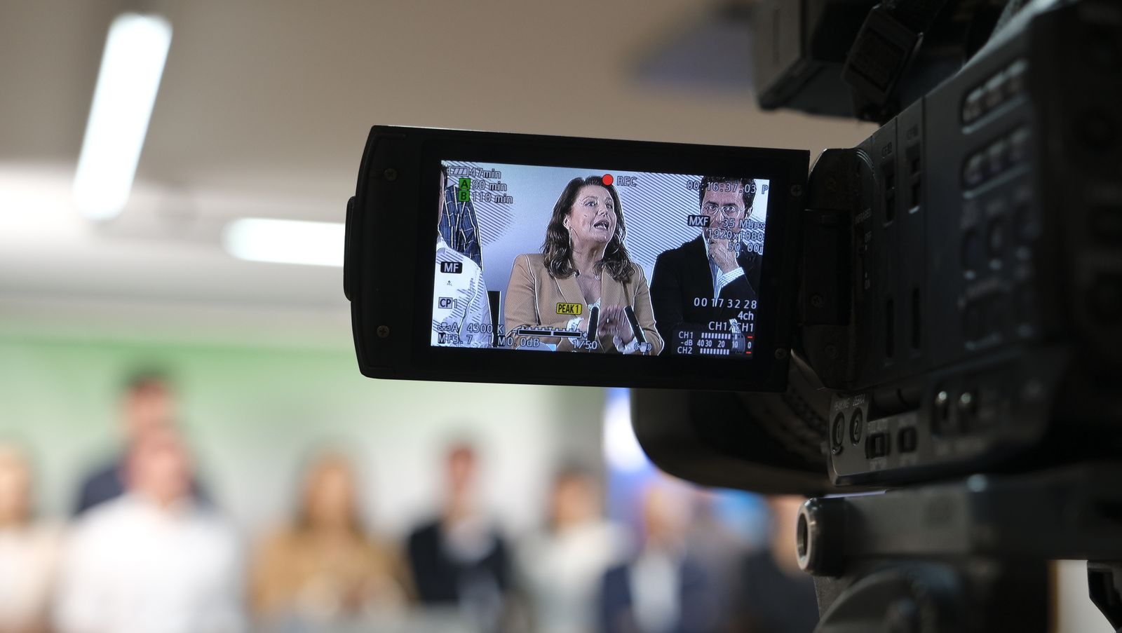 Imágenes del inicio de campaña electoral andaluza con la pegada de carteles.