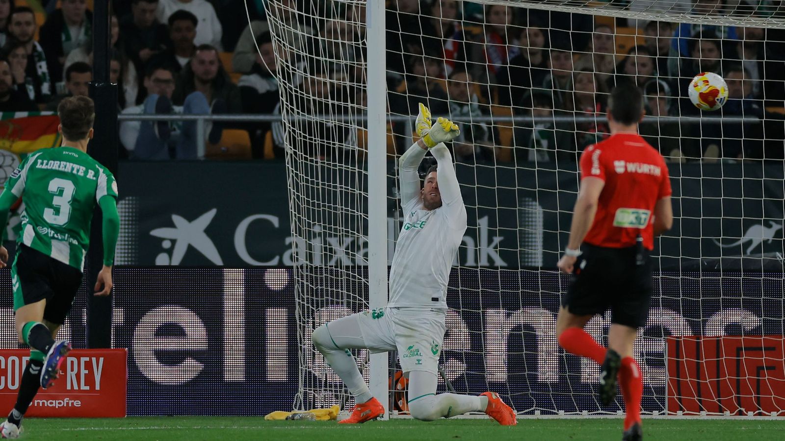 Adrián reacciona tarde al disparo de Griezmann en el cuarto gol del Atlético.