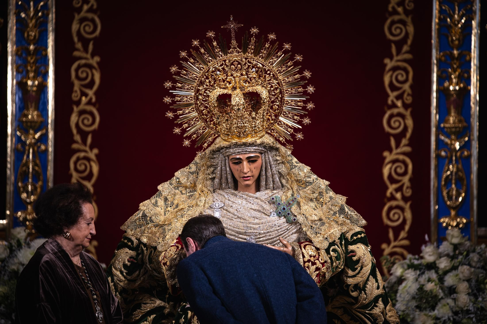 Imágenes del besamanos a la Esperanza de Triana en la Capilla de los Marineros
