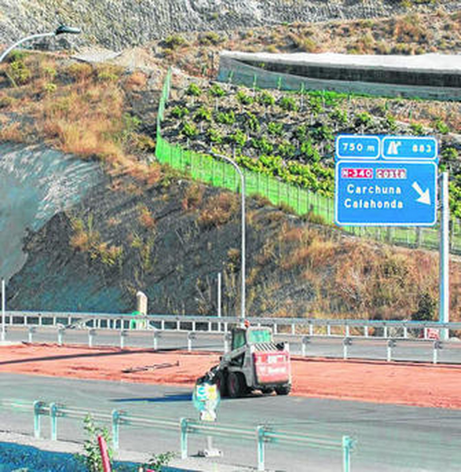 Señalización de la salida a Carchuna-Calahonda.