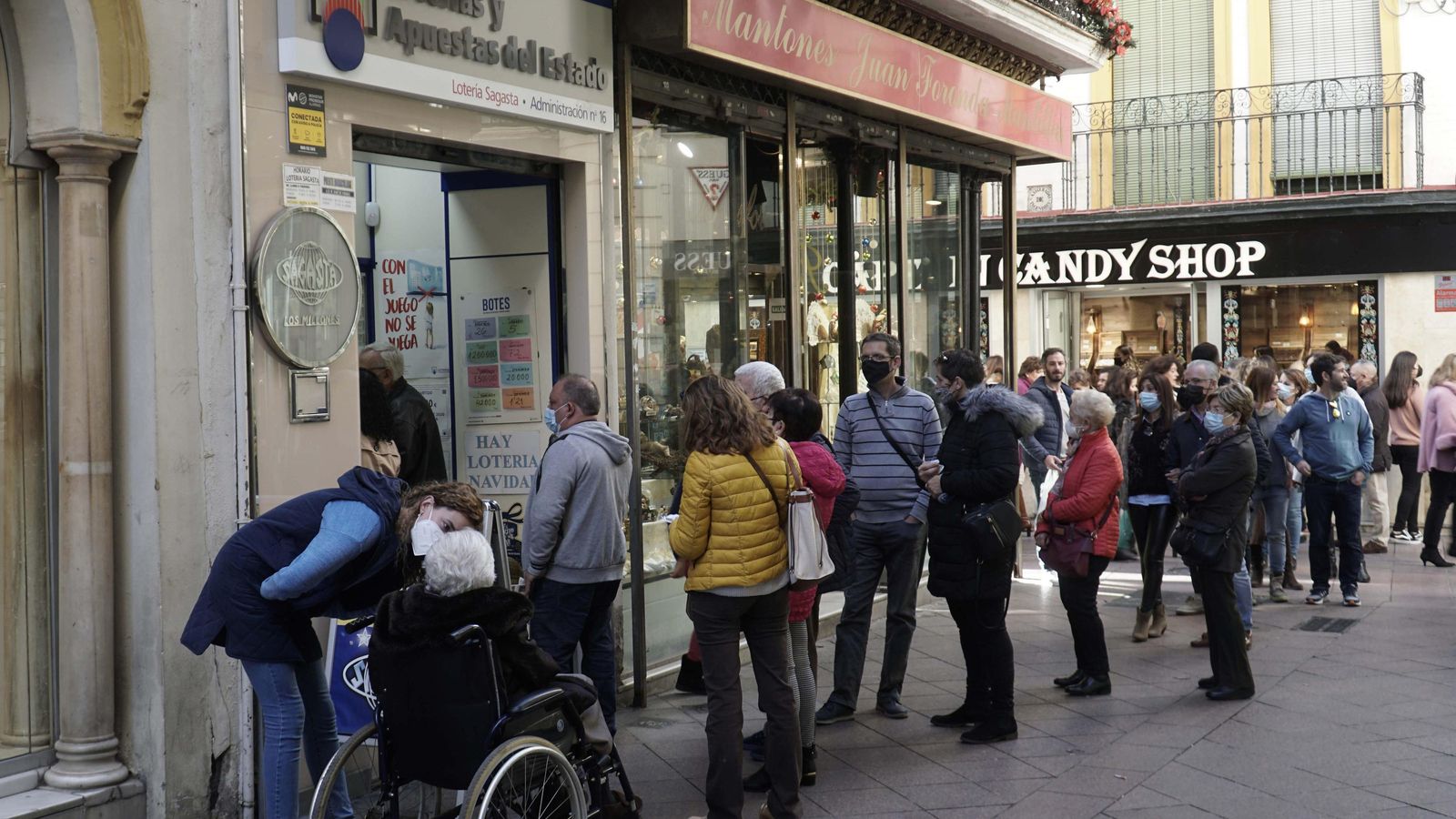Colas en la administración de loterías de la calle Sagasta.