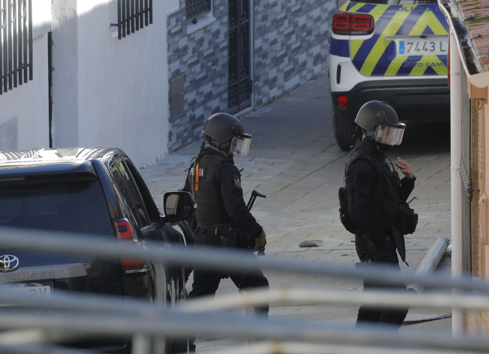 Las imágenes del despliegue policial por un hombre que se ha atrincherado en Camas