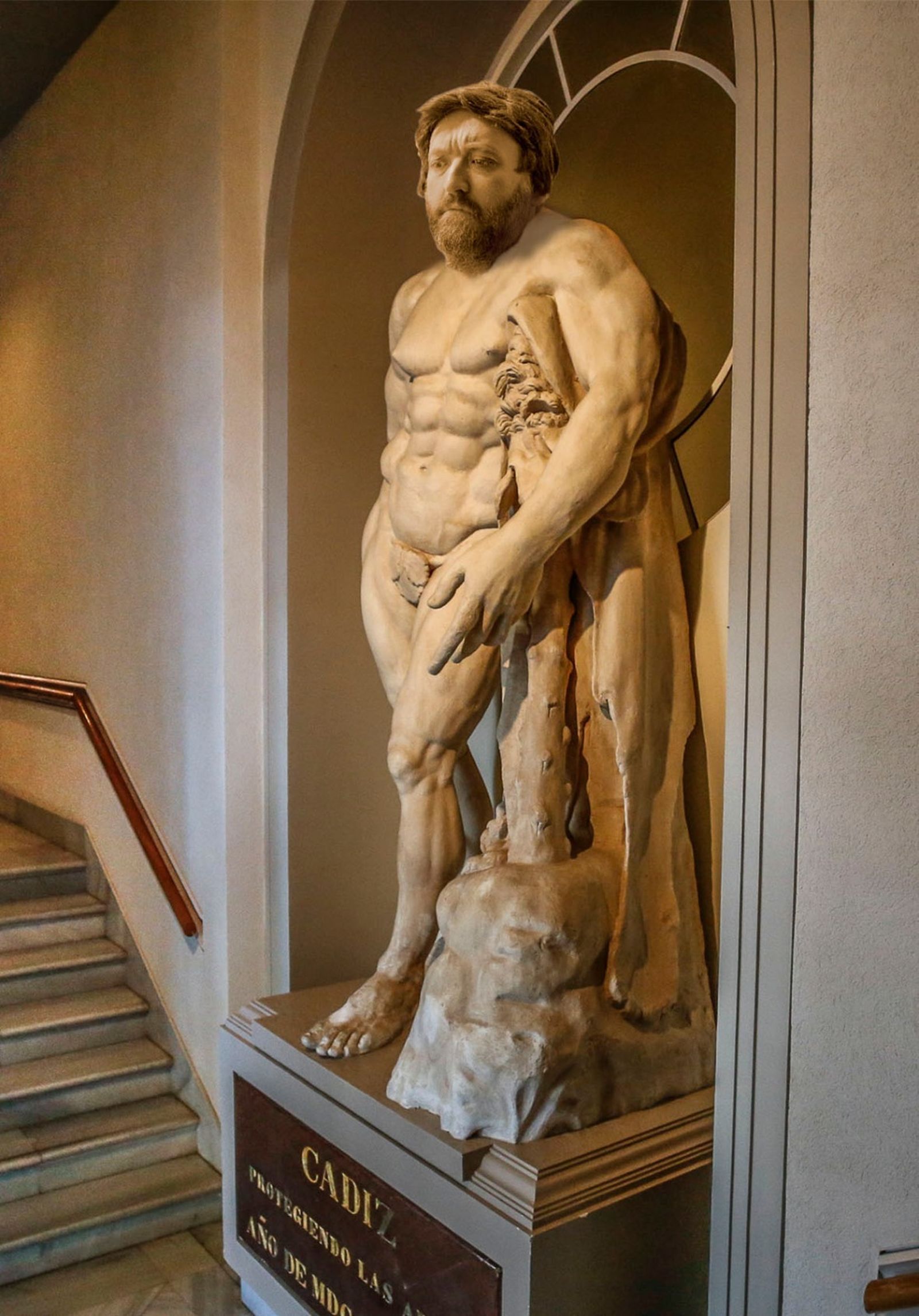 Ángel Gago convertido en Hércules del Museo de Cádiz.