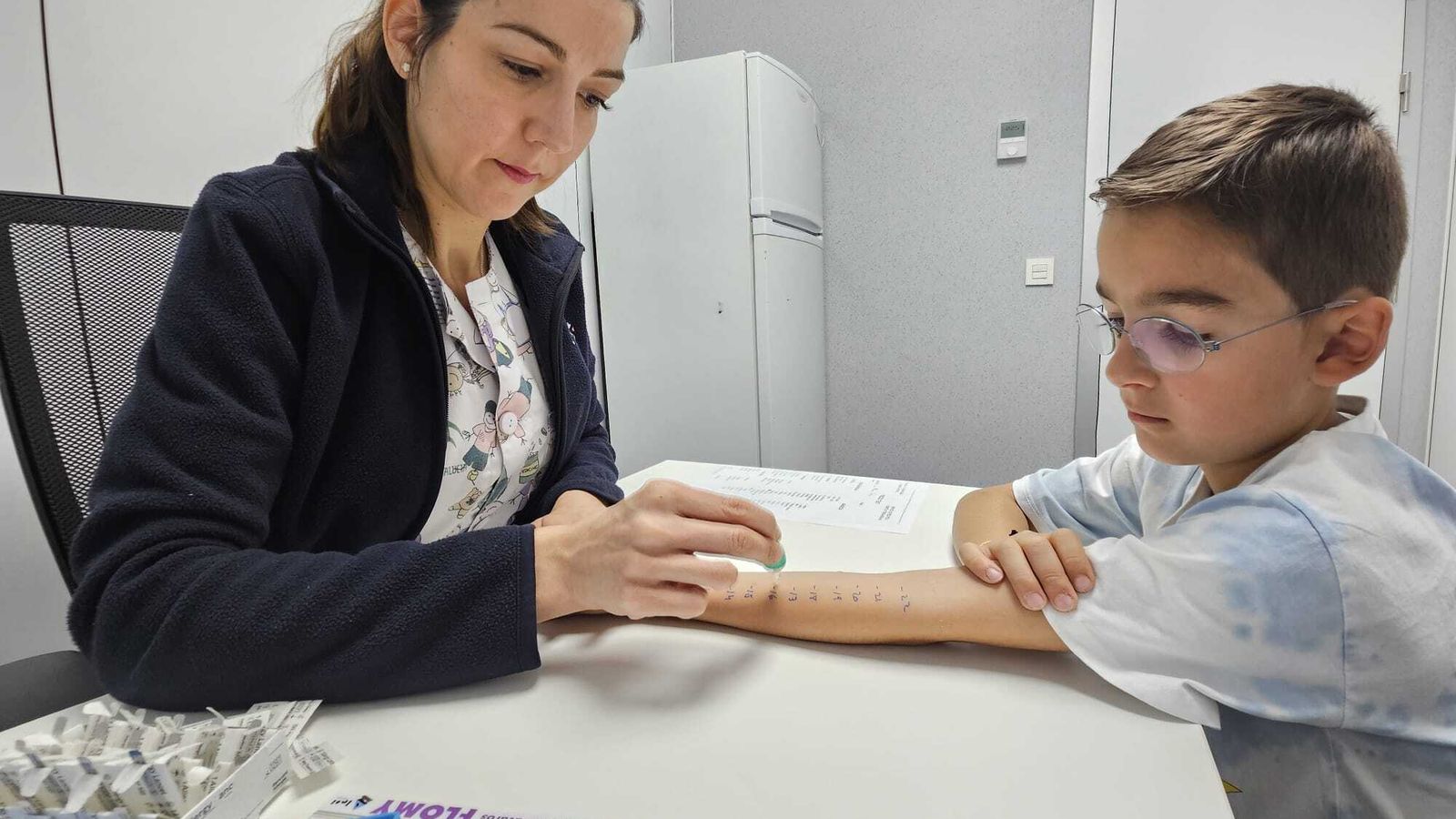 La enfermera realiza la prueba cutánea que se hace en acto único junto a la consulta con el especialista.