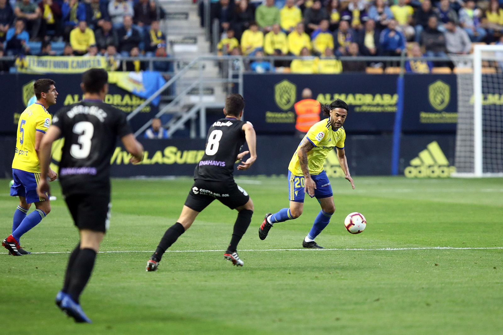 Sergio Sánchez, con la camiseta del Cádiz en un partido contra el Málaga.