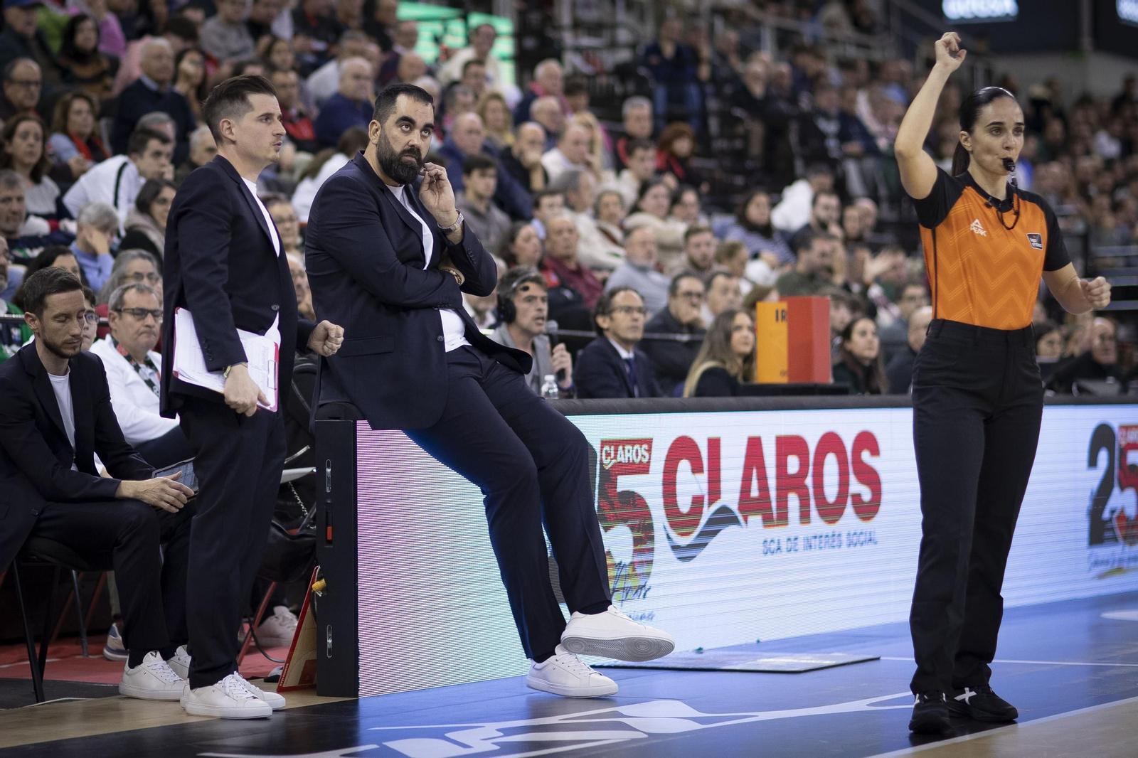 Ramón Díaz en el banquillo del Covirán Granada ante el Casademont Zaragoza.