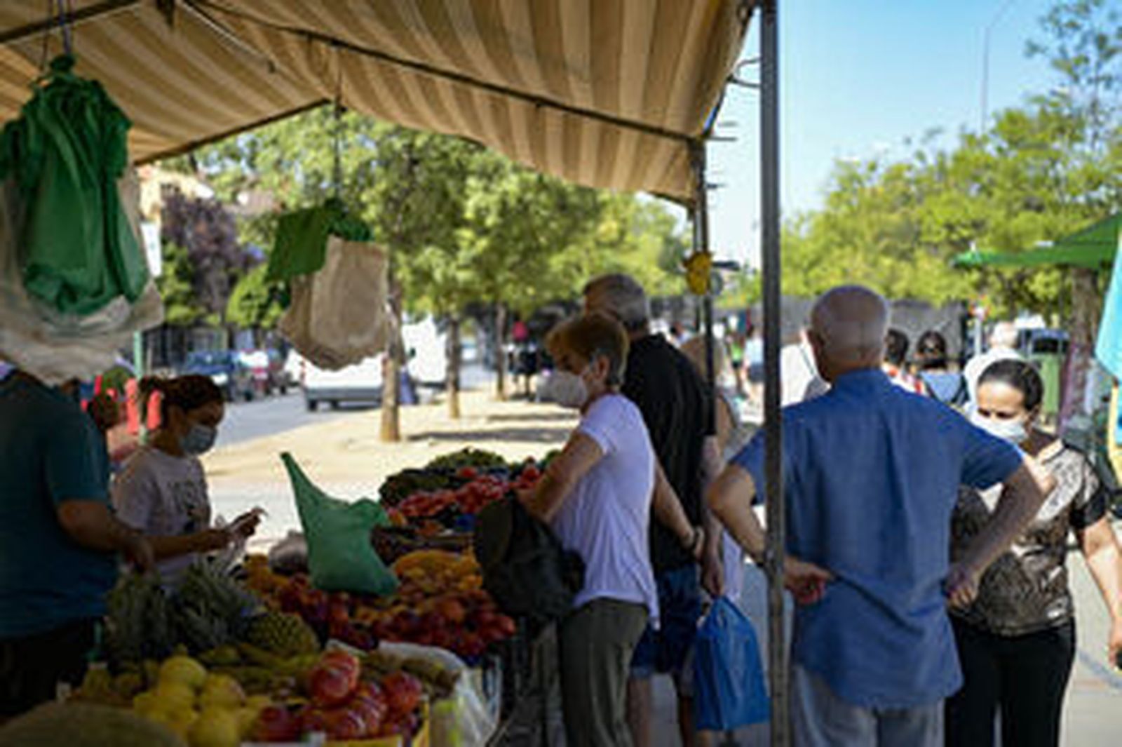 Fotos: así ha sido el regreso del mercadillo en el Zaidín de Granada