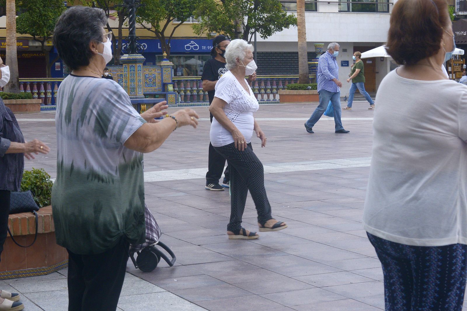 Fotos de personas mayores haciendo gimnasia en la Plaza Alta