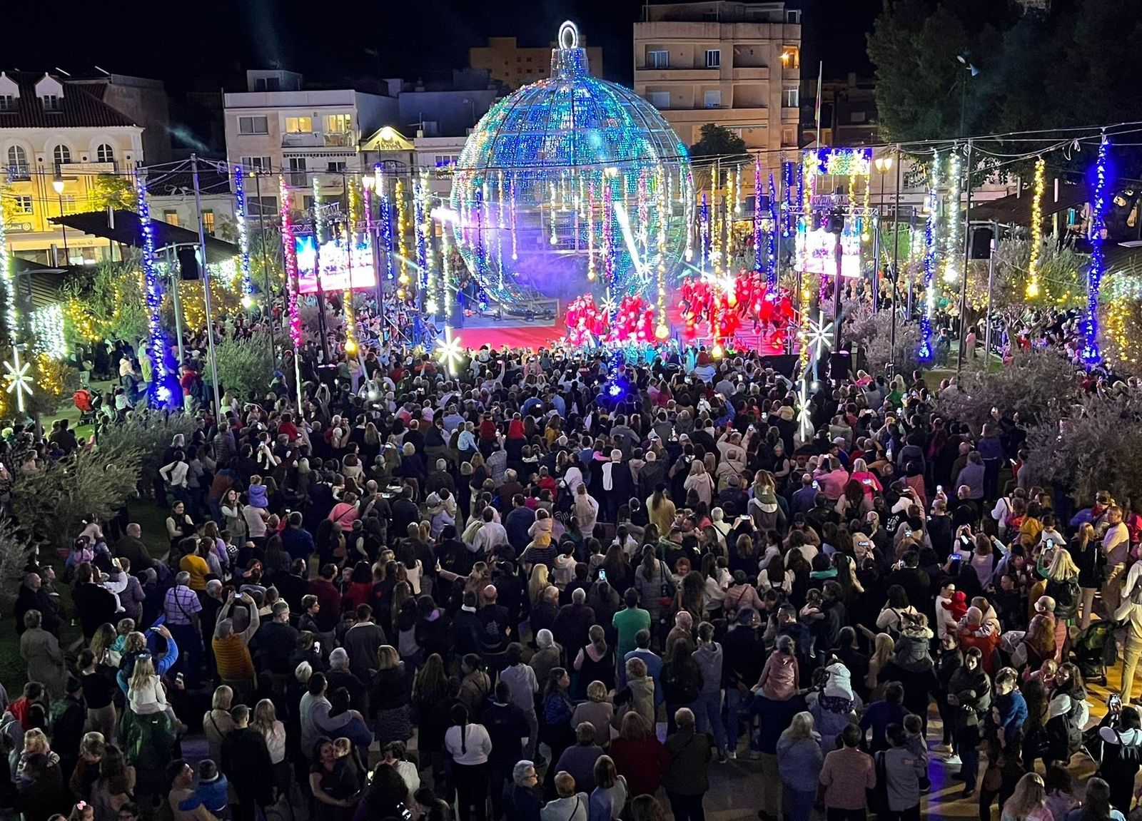 La gran bola de Navidad de la plaza de España.
