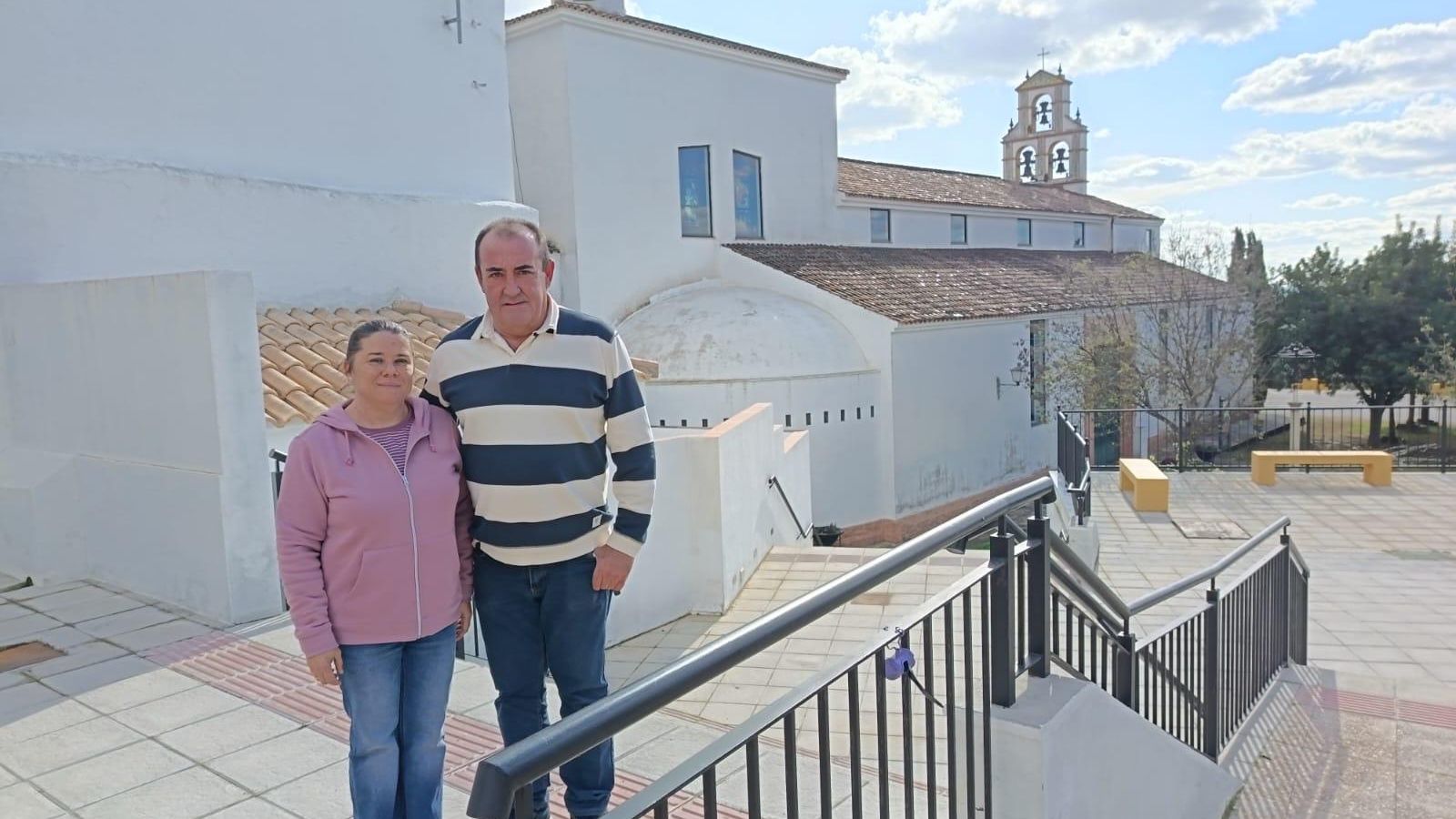 Él, que cumple con la tercera generación de su familia santera, junto a su esposa Paqui Castillo.