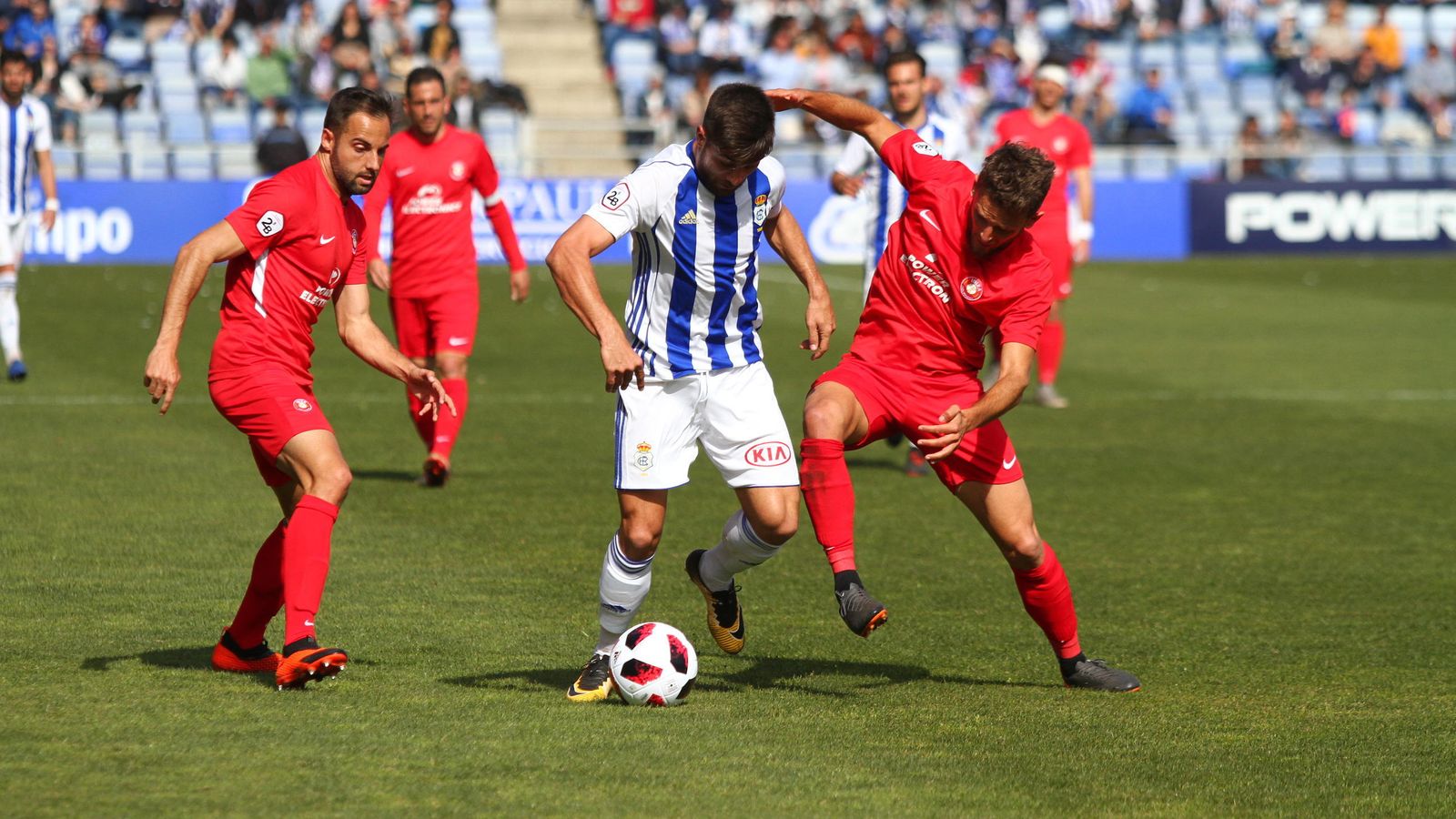 Borja Díaz intenta zafarse de dos rivales en el duelo ante el Ibiza.