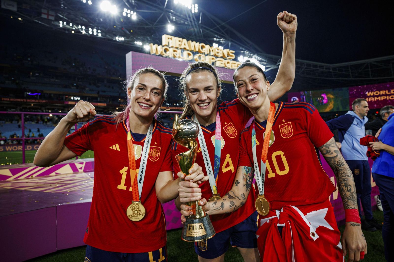La jugadora madrileña posa junto a Alexia Putellas e Irene Paredes con el Mundial conquistado en Australia el pasado año.