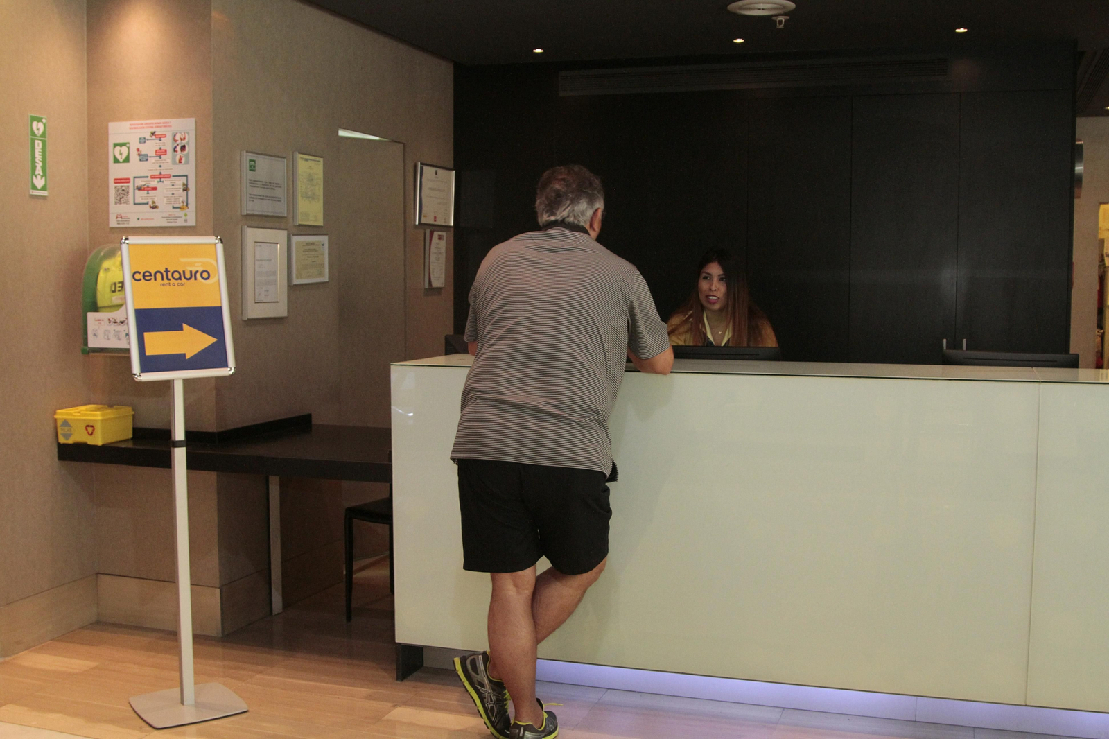 Un cliente en la oficina de Centauro ubicada en el 'hall' del Hotel Ayre, frente a la estación de Santa Justa.