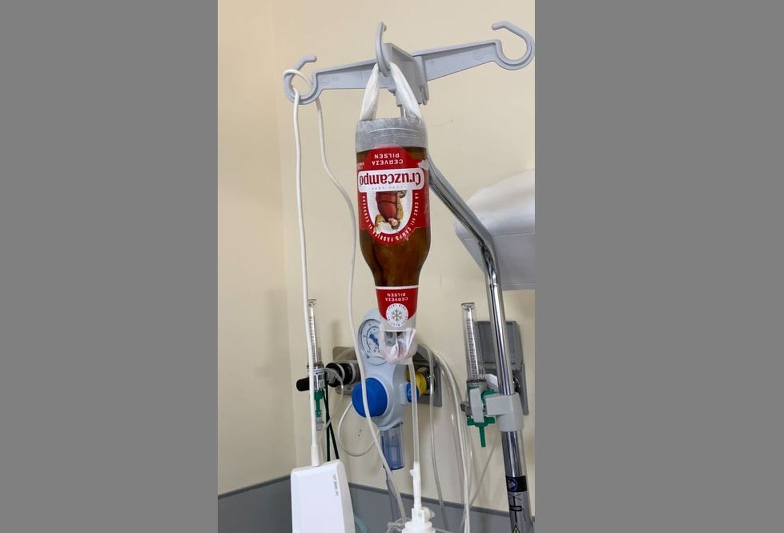 Un botellín Cruzcampo como gotero.