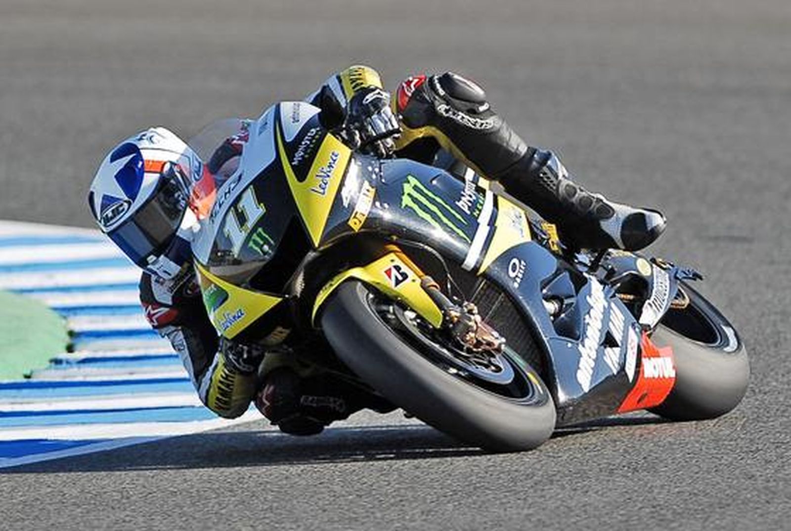 Jorge Lorenzo se impone a Pedrosa en una memorable última vuelta y se hace con su primera victoria en Jerez en la categoría de MotoGP. 

Foto: Juan Carlos Toro y Manuel Aranda