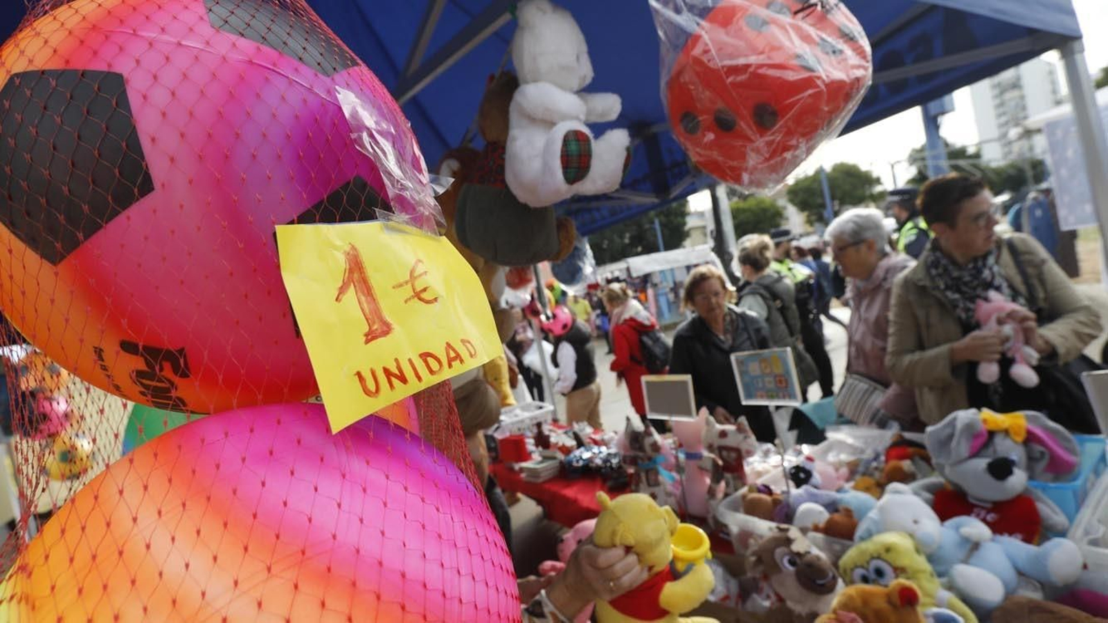Las fotos de Reyes Magos 98, durante el mercadillo solidario para la recogida de juguetes
