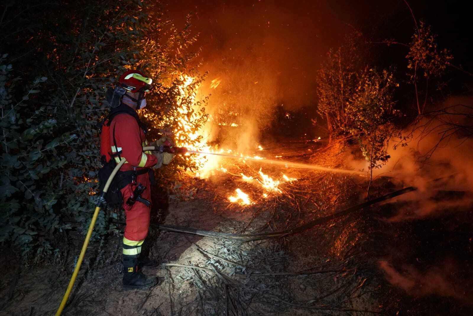 Un momento de la extinción del incendio en Almonaster La Real.