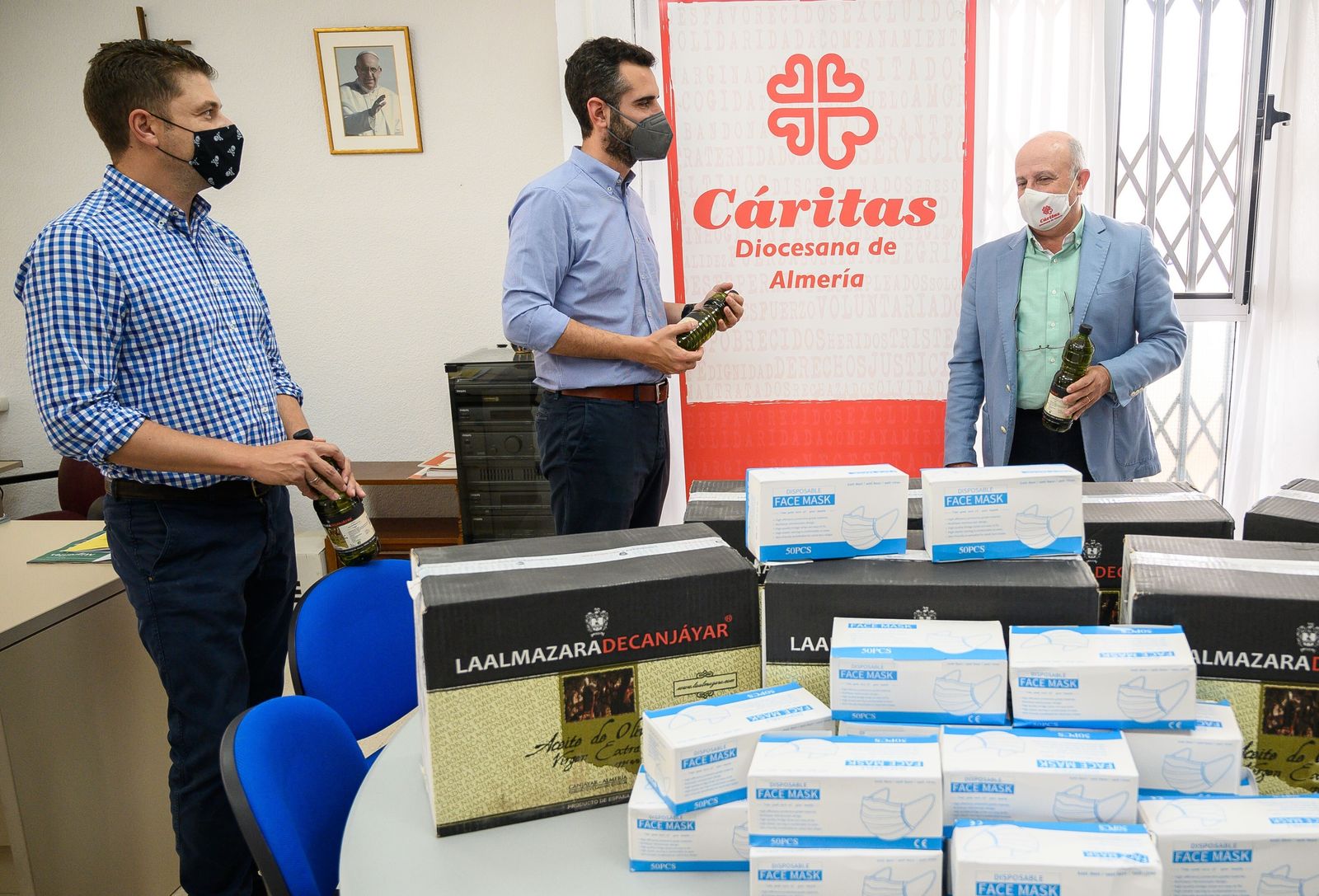 Entrega del aceite en Cáritad Diocesana de Almería.