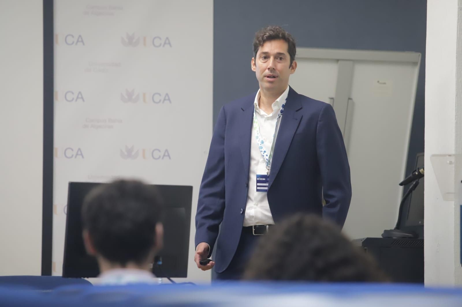 Javier Parrilla, propietario y director comercial de Iaxxon Solar, durante una ponencia Javier Parrilla, propietario y director comercial de Iaxxon Solar, durante una ponencia