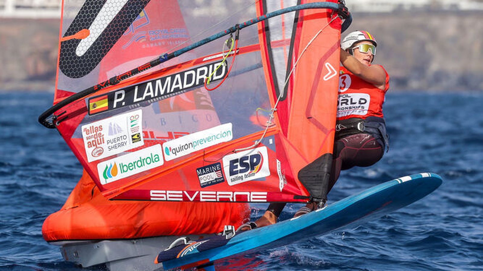 Pilar Lamadrid pasa junto a una boya durante las semifinales del último Mundial.