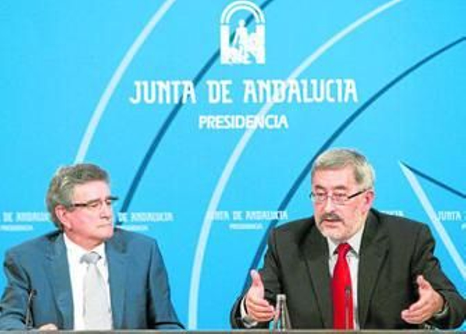 Luis Pizarro y Antonio Ávila, consejero de Economía, Innovación y Ciencia, tras el Consejo de Gobierno ayer.