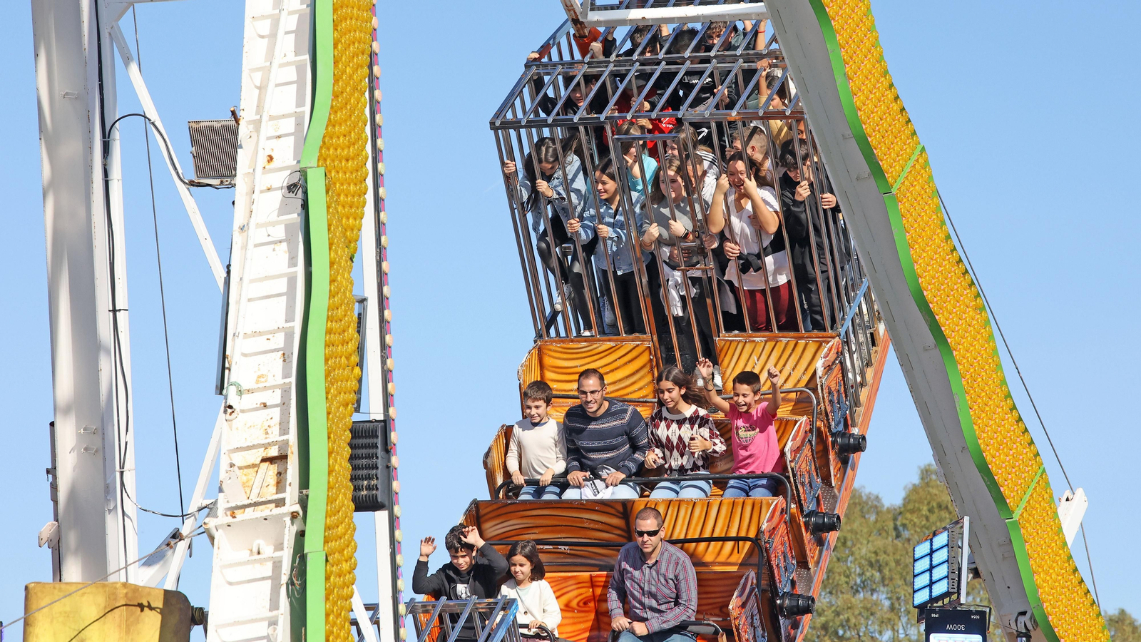 El parque de atracciones de Navidad junto a la Feria volvió a llenarse este sábado El parque de atracciones de Navidad junto a la Feria volvió a llenarse este sábado
