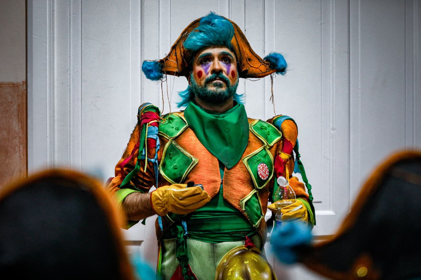 Julio Pardo en camerinos dirigiéndose a su coro.