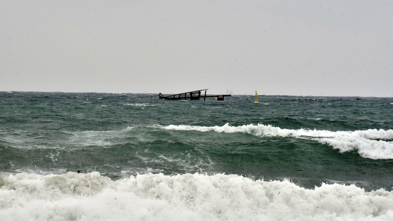 Mejilloneras varadas en la playa de Getares